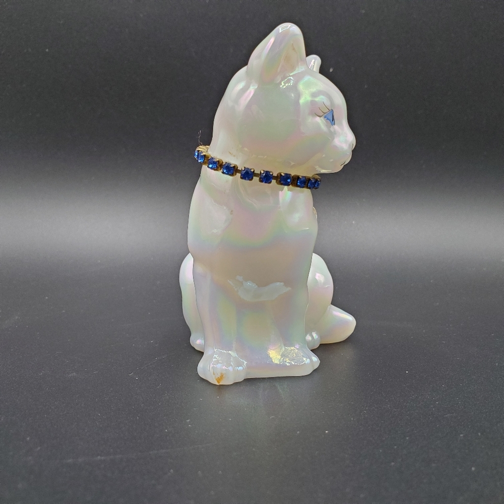 Fenton irredescent cat with blue necklace figurine - Picture 4 of 6